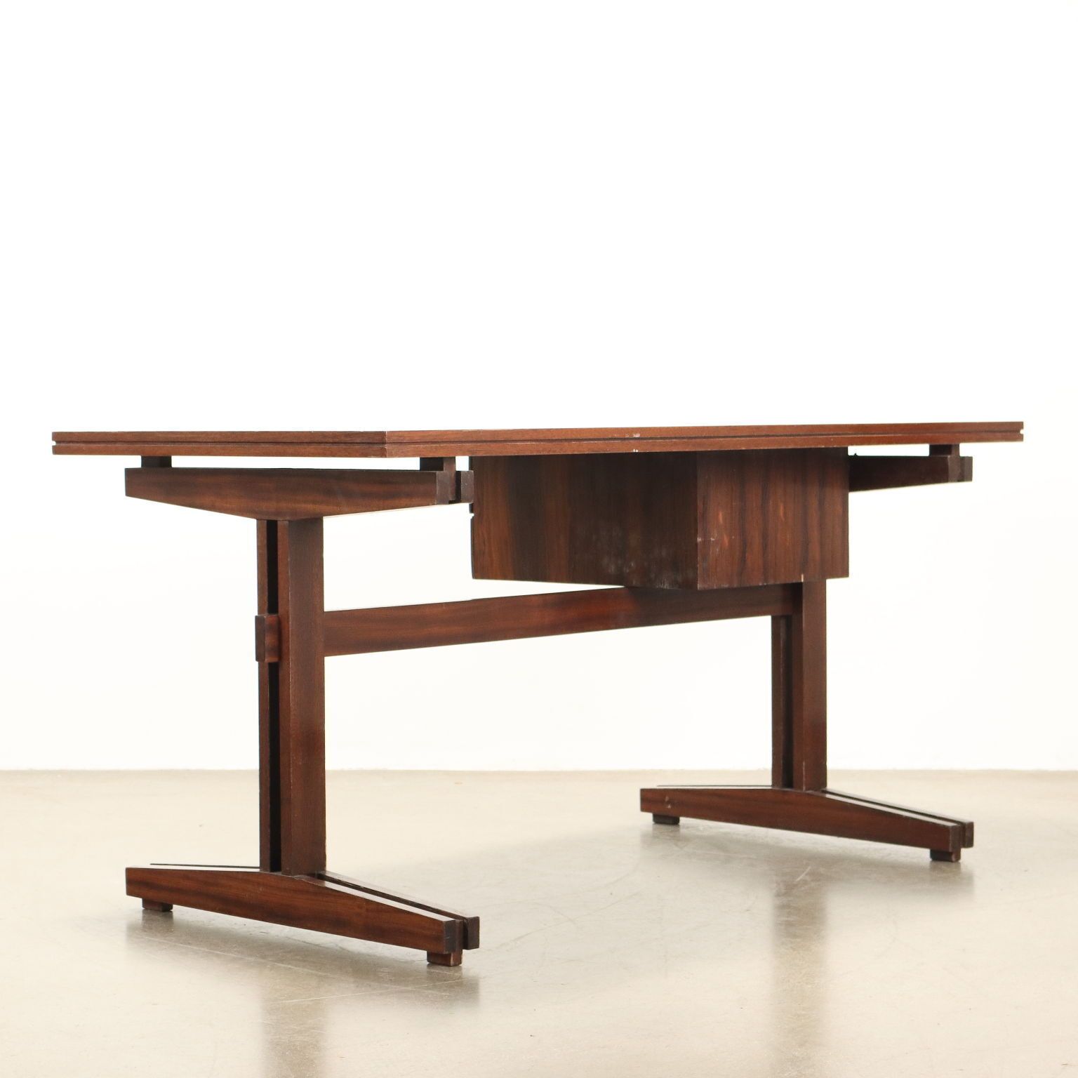 photo furniture Vintage schrijftafel, exotisch houtfineer, Italiaans design, jaren 1960