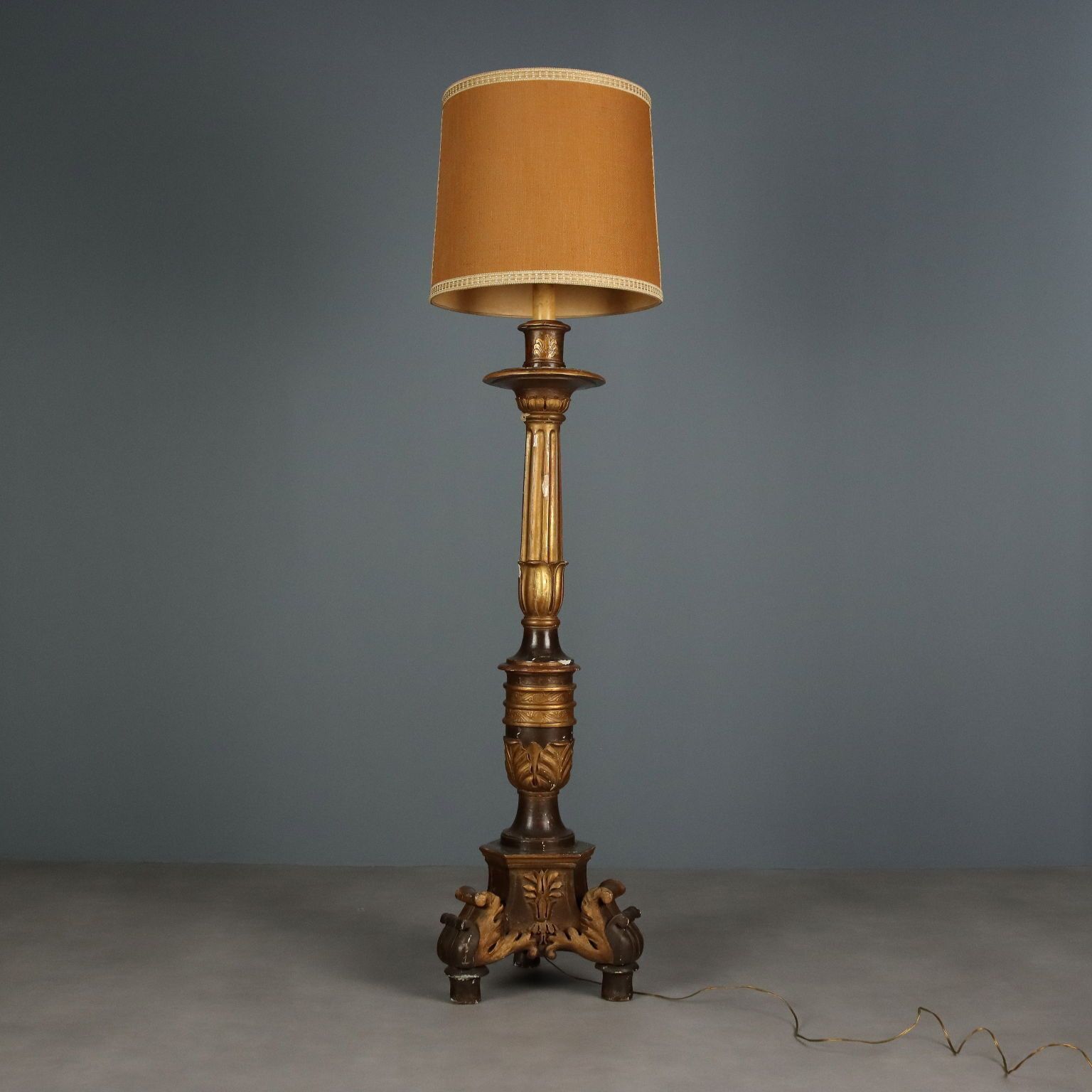 photo for sale Bougeoir d'époque en bois doré et tissu, Italie, XIXe siècle