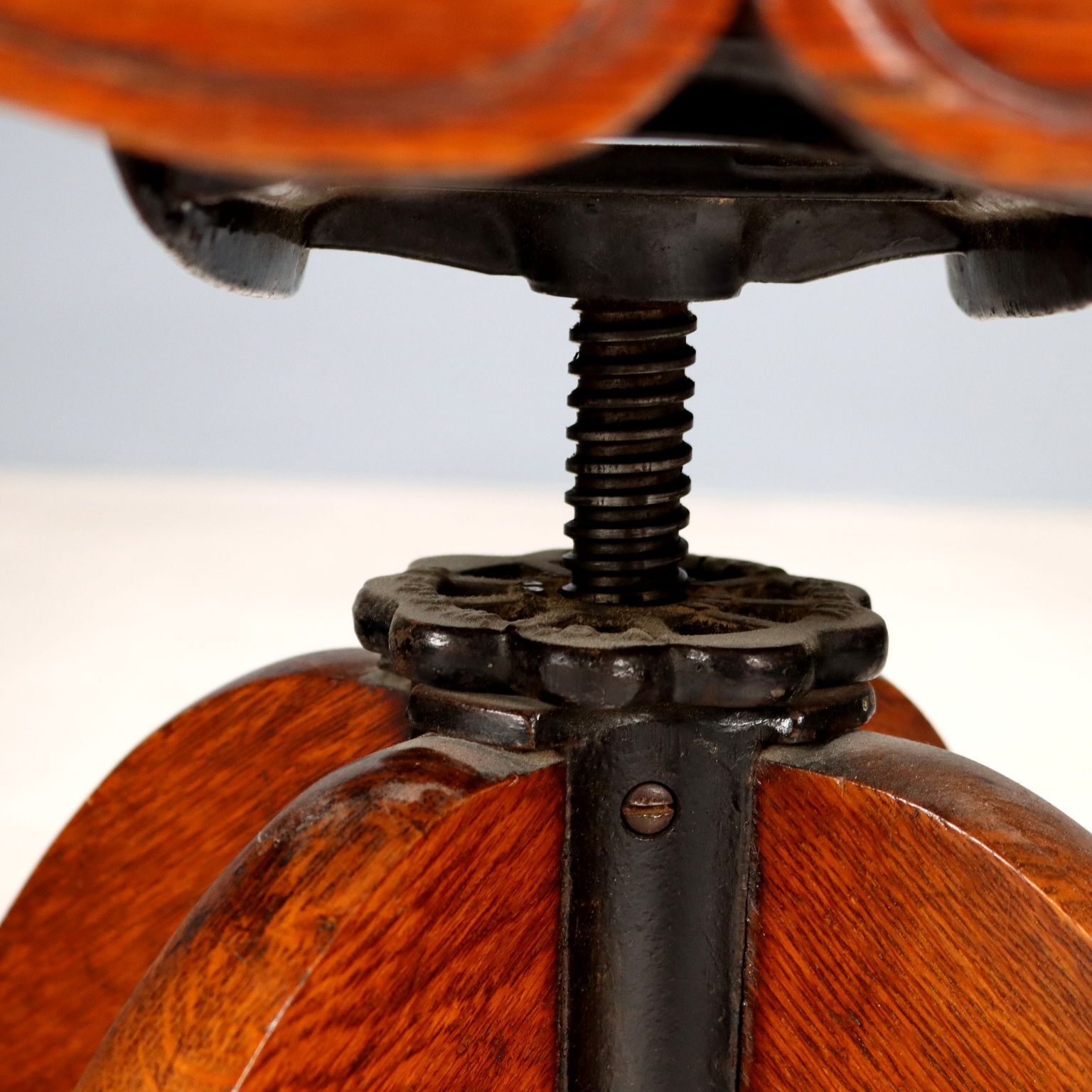 Mobilier Fauteuil pivotant d'époque en chêne à roulettes, Royaume-Uni, XXe siècle photo