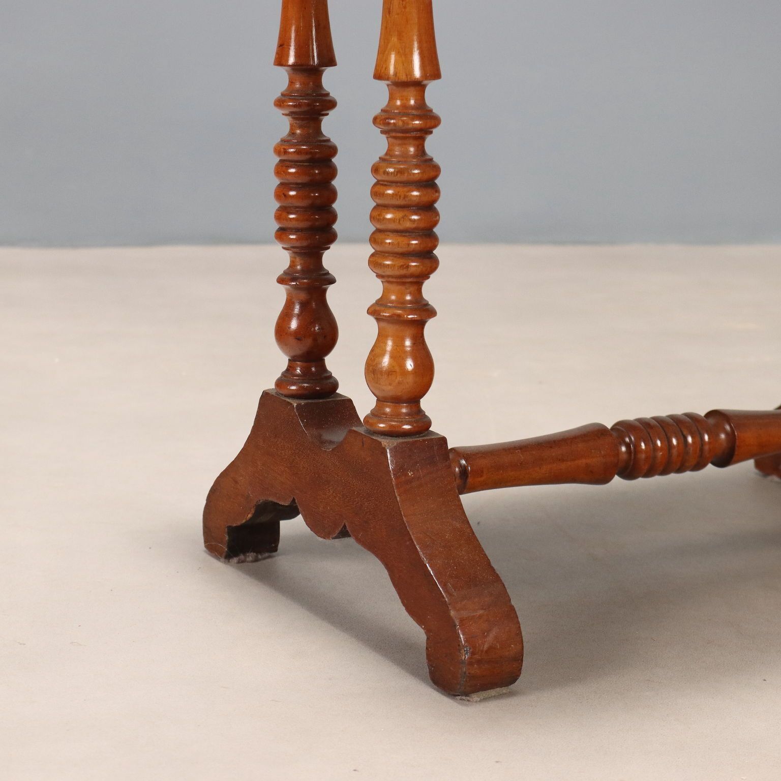 photo furniture Antieke naaitafel mahonie lade Italië 19e eeuw