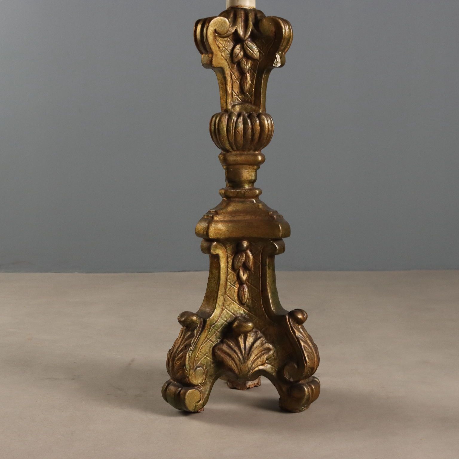 Candélabre d'époque en bois sculpté et doré, abat-jour en tissu, Italie, XIXe siècle photo for sale