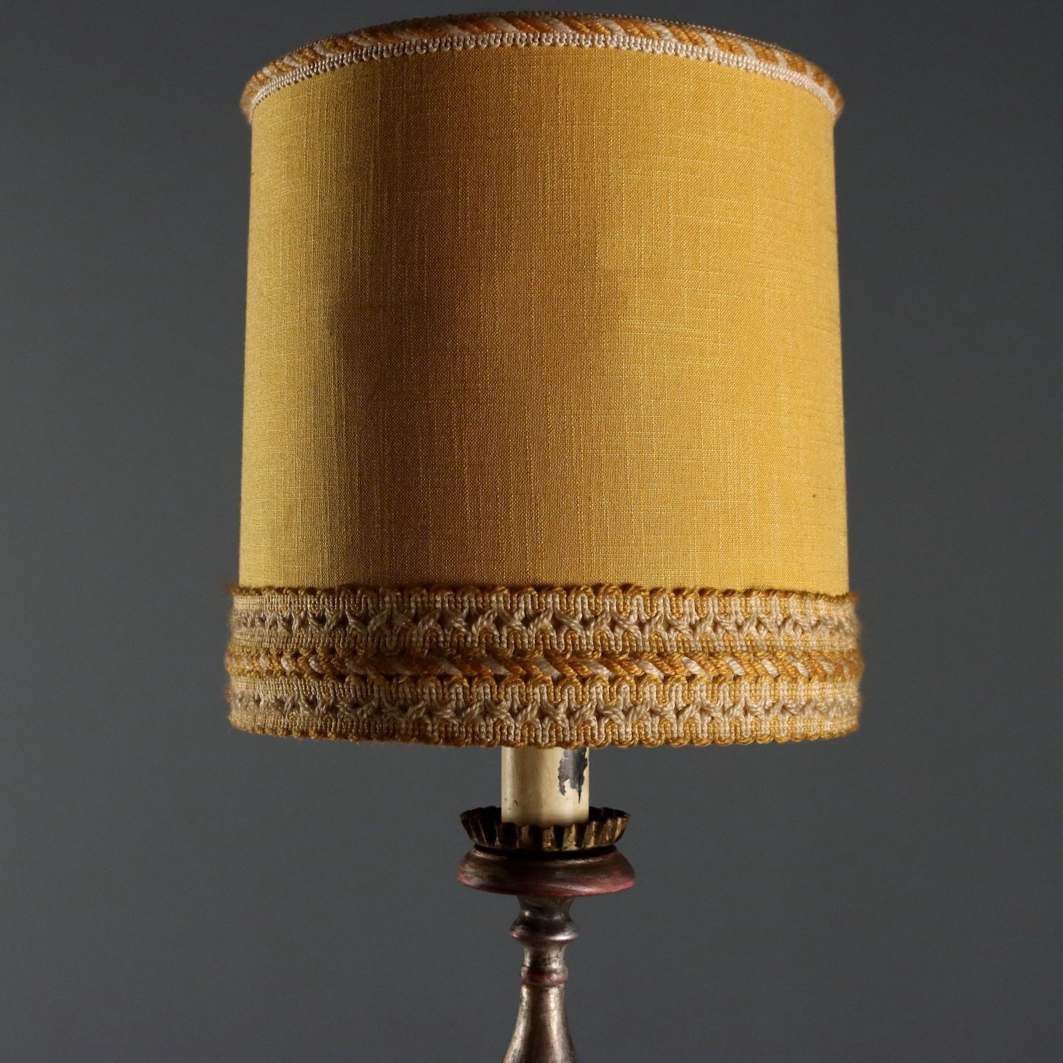 Candélabre d'époque en bois sculpté doré et tissu, XXe siècle photo Luminaires