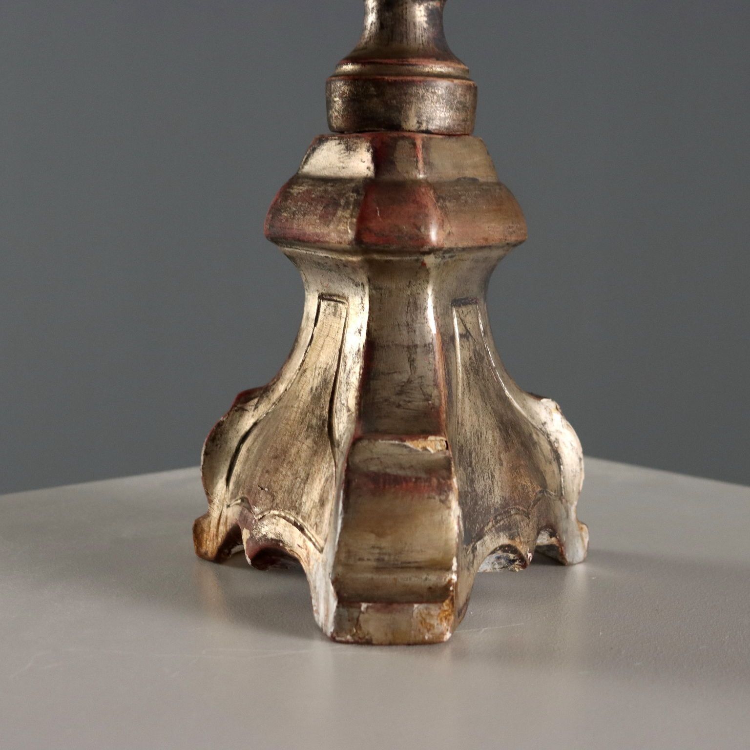Candélabre d'époque en bois sculpté doré et tissu, XXe siècle photo vinterior