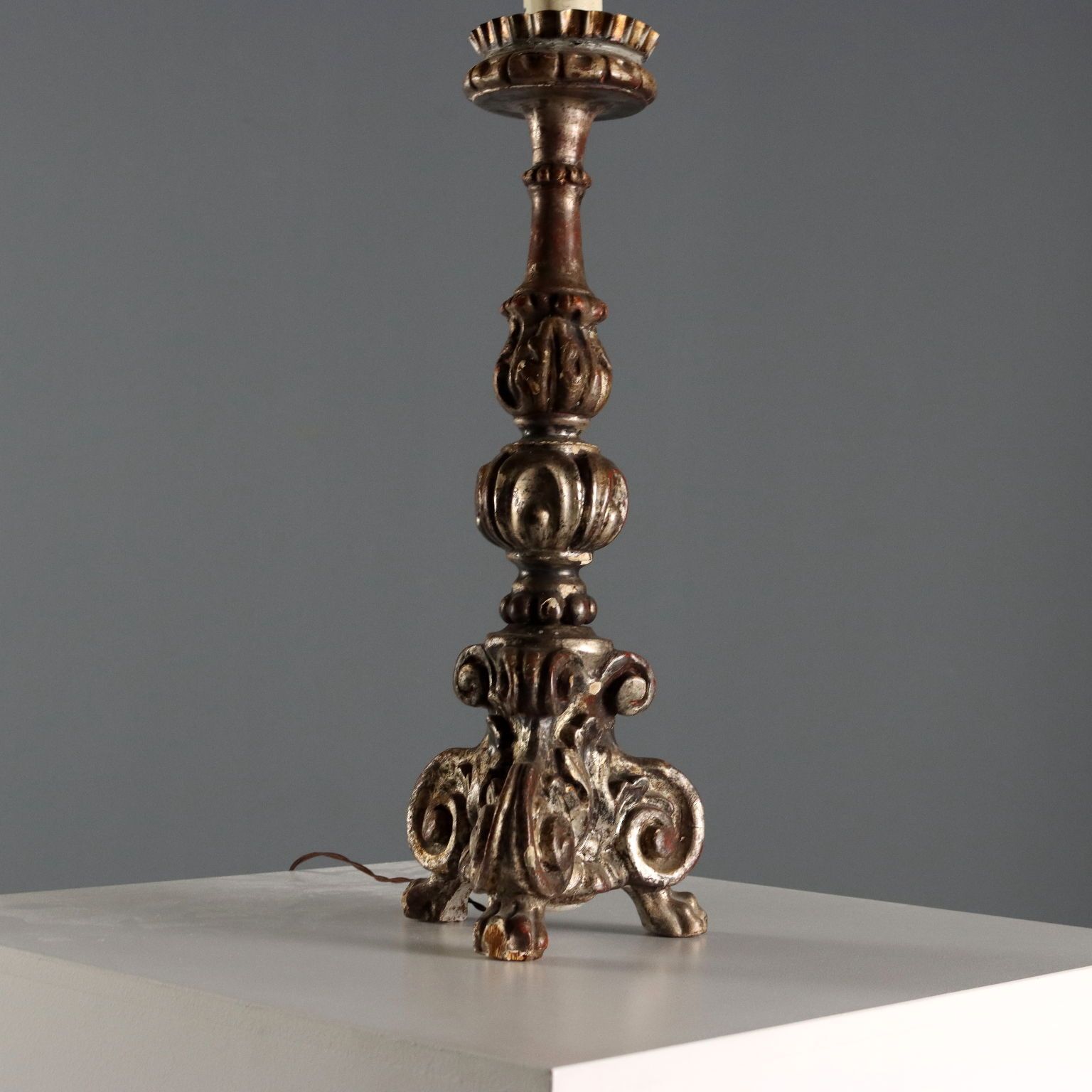 Candélabre d'époque en bois sculpté et doré, Italie, XIXe siècle photo vintage