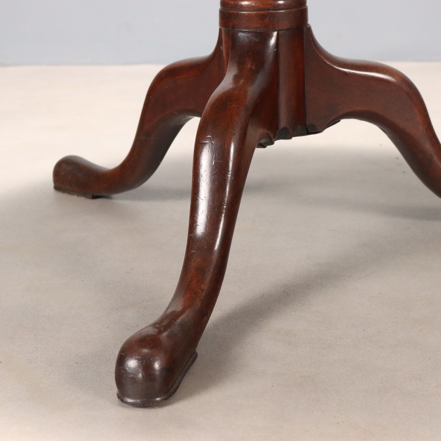Petite table d'époque en noyer, plateau rond, Royaume-Uni, XIXe siècle photo 710.0