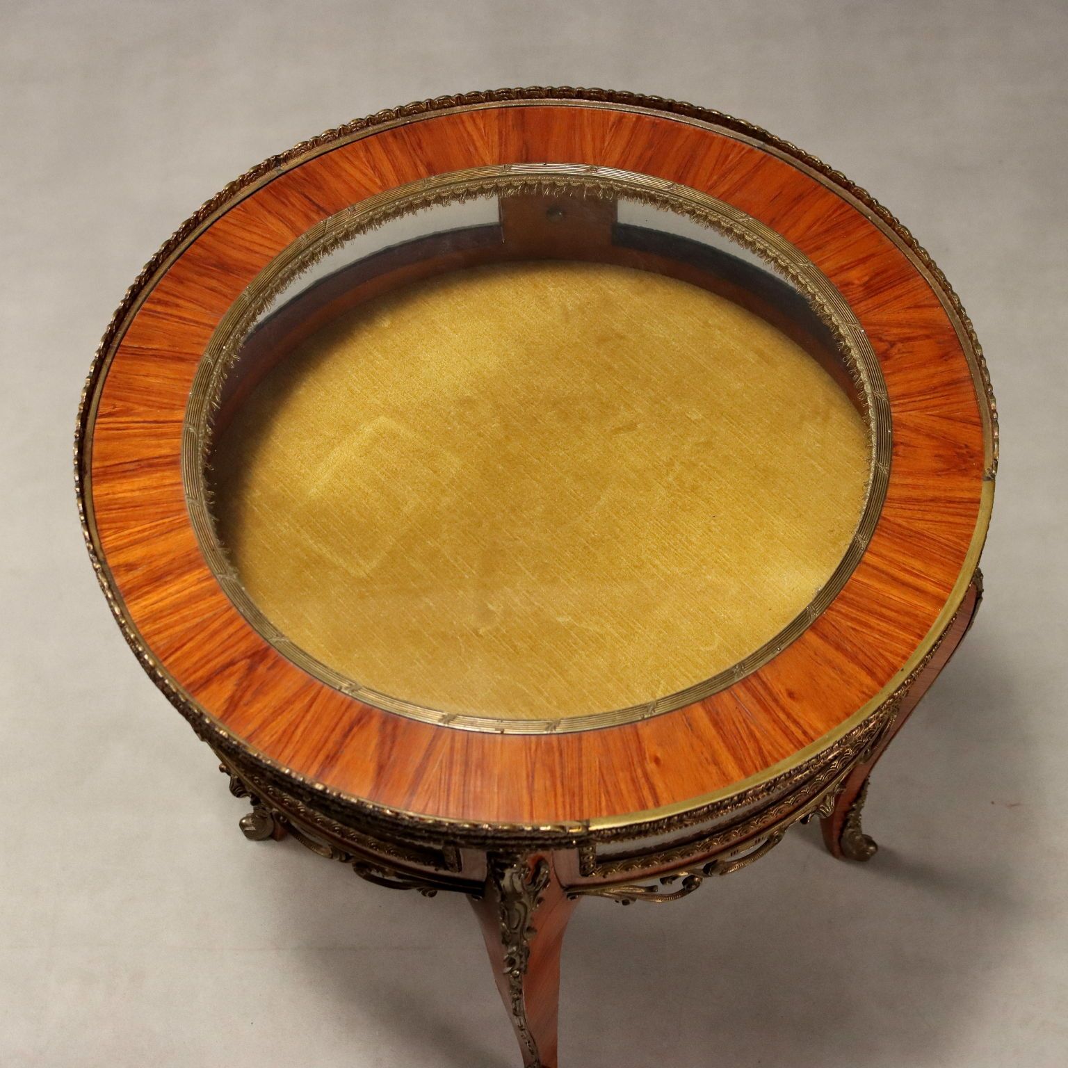 Antieke vitrinetafel Napoleon III Bois De Rose, begin 20e eeuw photo for sale