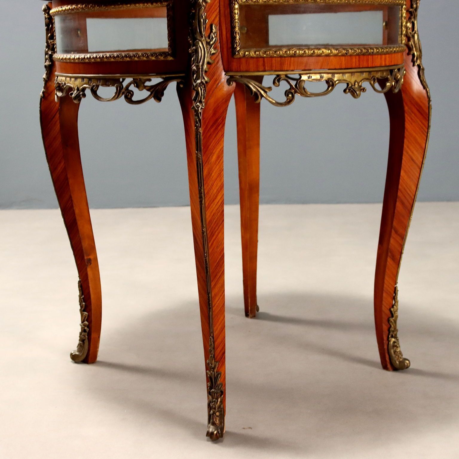 Antieke vitrinetafel Napoleon III Bois De Rose, begin 20e eeuw photo vinterior