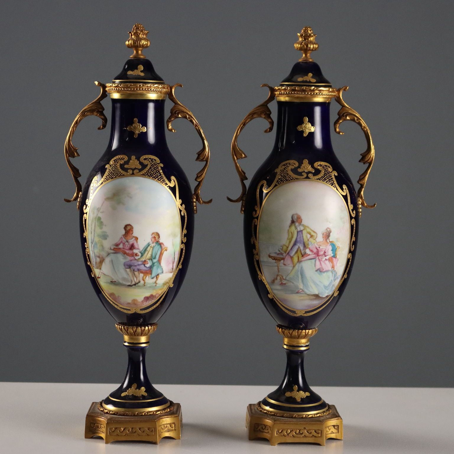 Vases triptyque d'époque en porcelaine et bronze doré, France, XXe siècle photo for sale