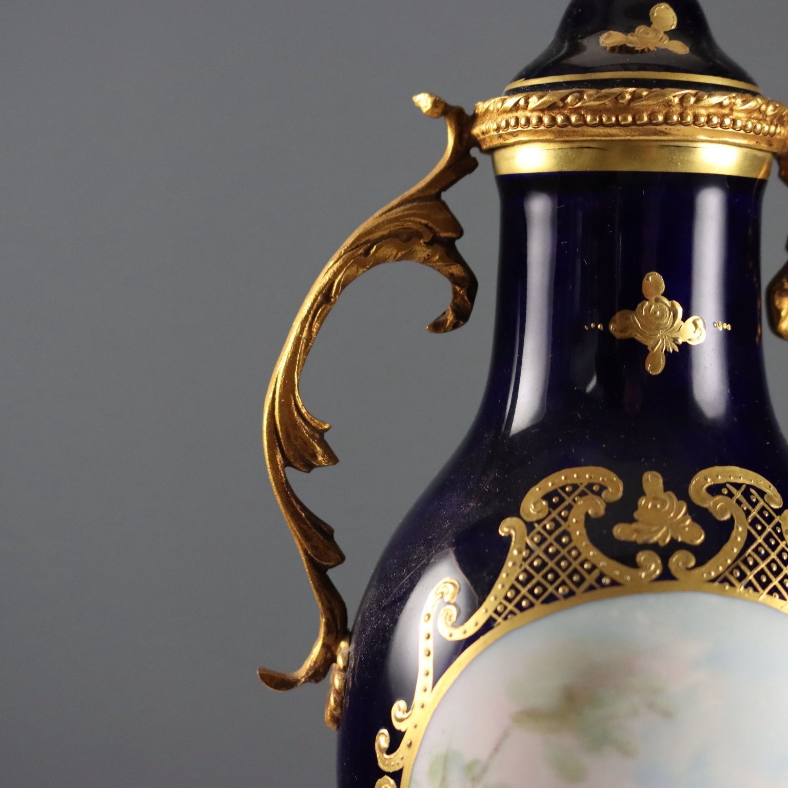photo furniture Vases triptyque d'époque en porcelaine et bronze doré, France, XXe siècle