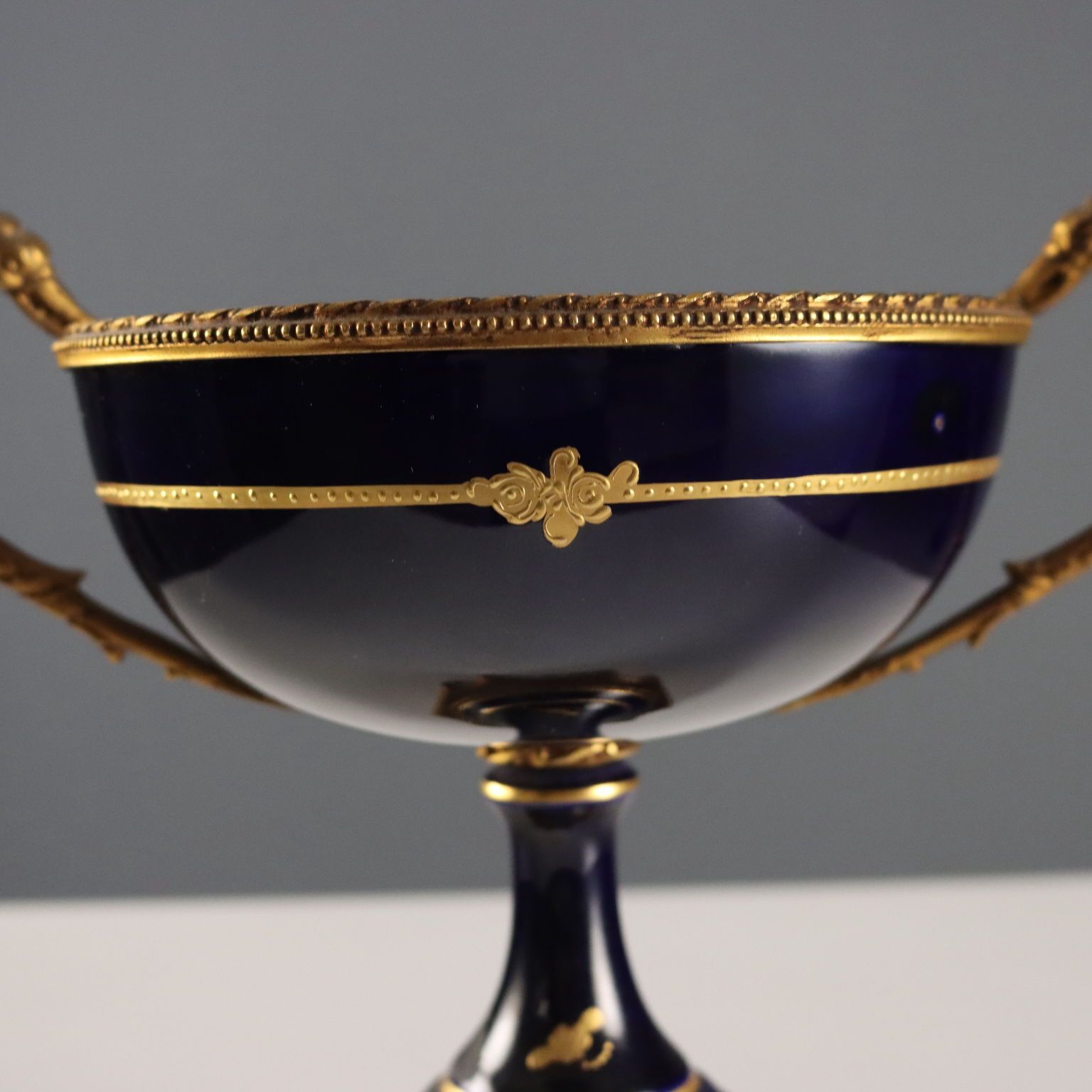 photo vinterior Vases triptyque d'époque en porcelaine et bronze doré, France, XXe siècle