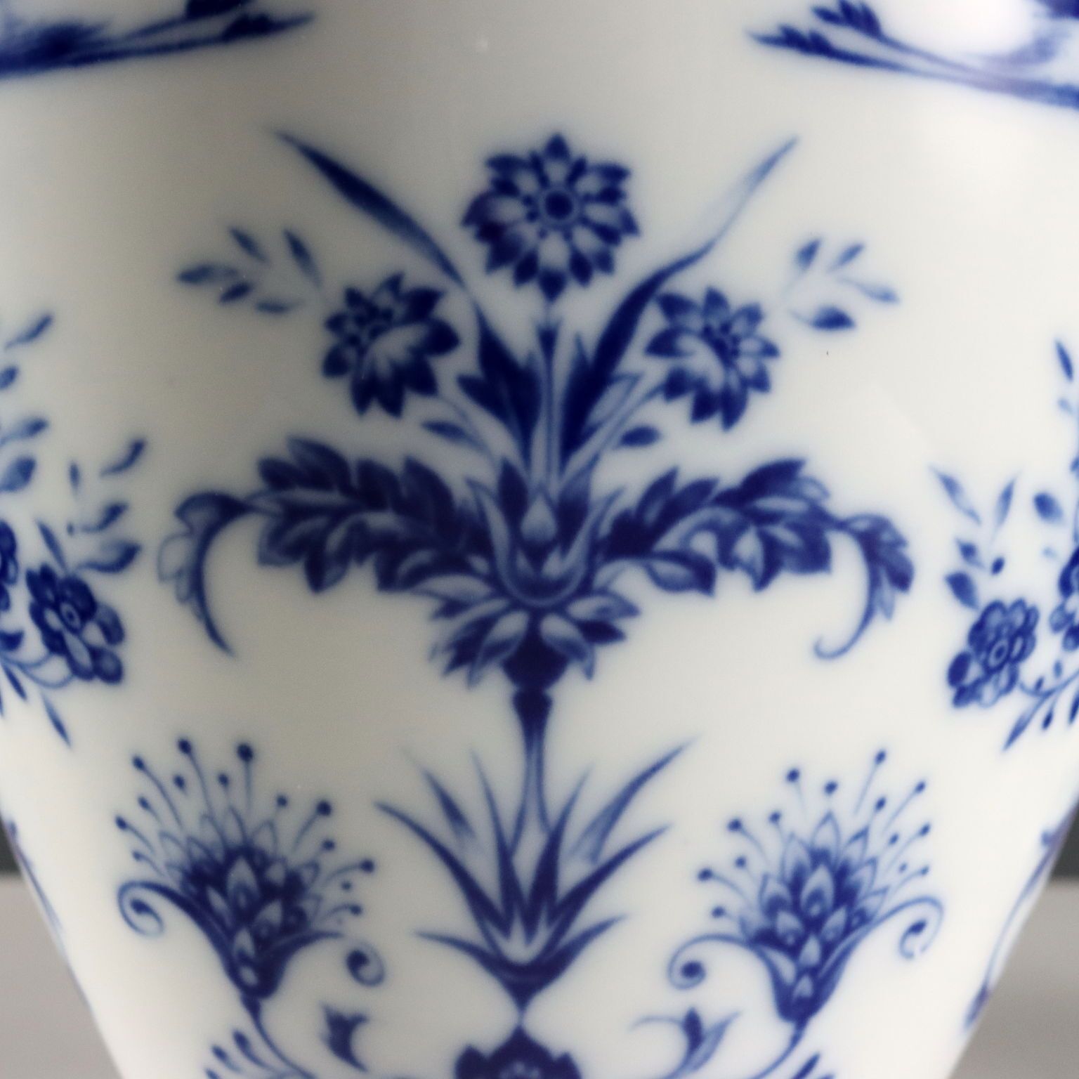 photo for sale Vases d'époque Heinrich Selb Bavaria en porcelaine, Allemagne, XXe siècle