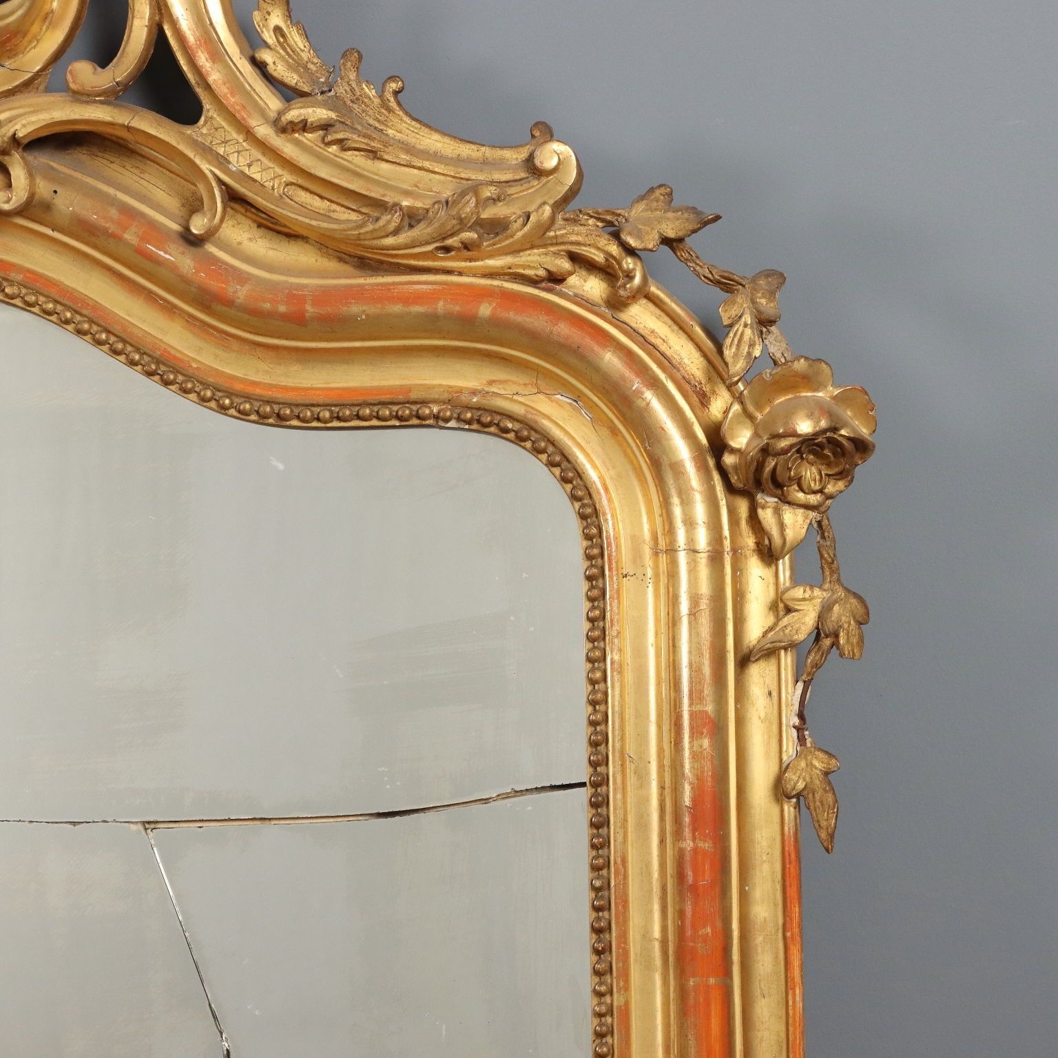 photo furniture Coppia Di Specchiere Intagliate E Dorate