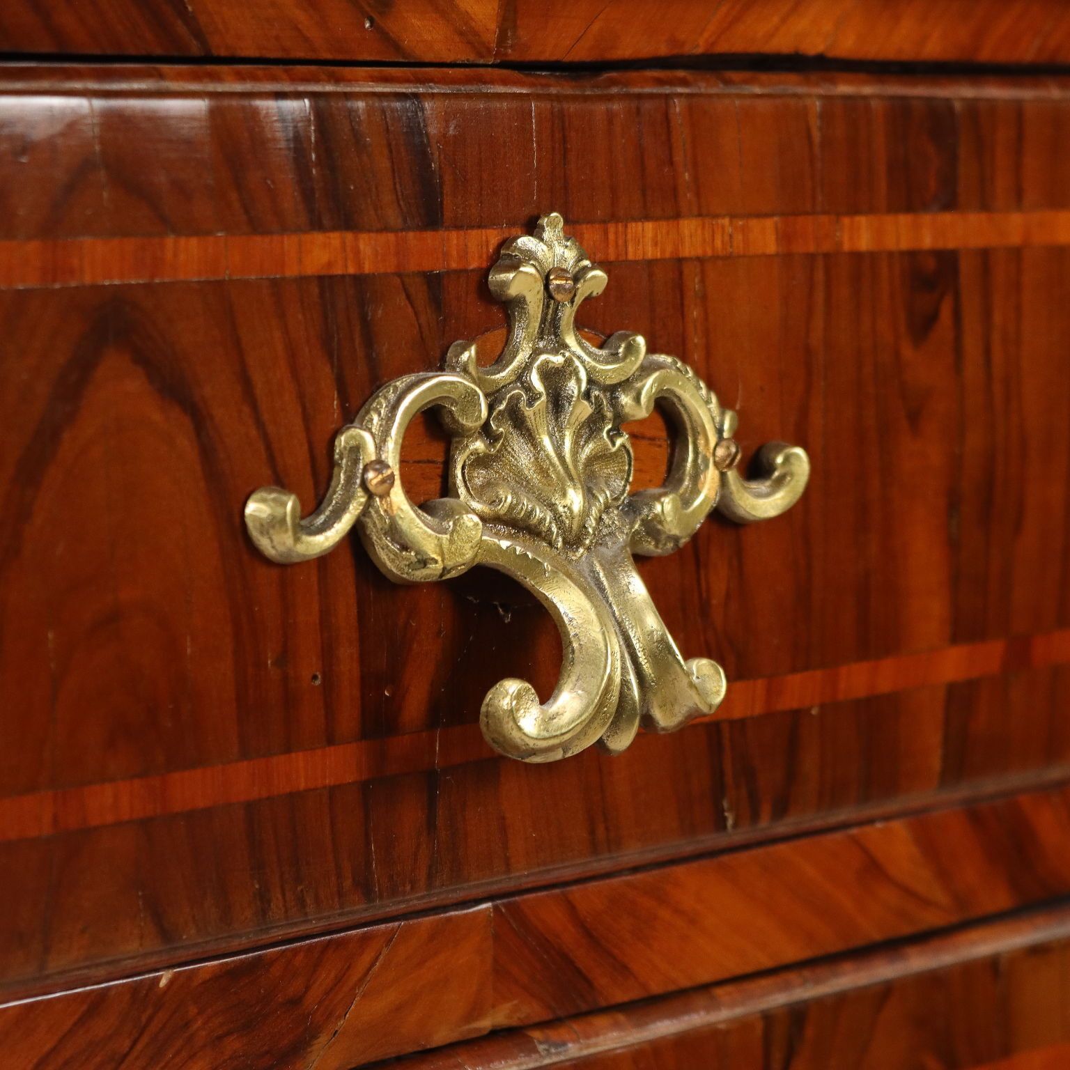 Table de chevet d'époque baroque en noyer, filets en bois de violette, XVIIIe siècle photo vinterior