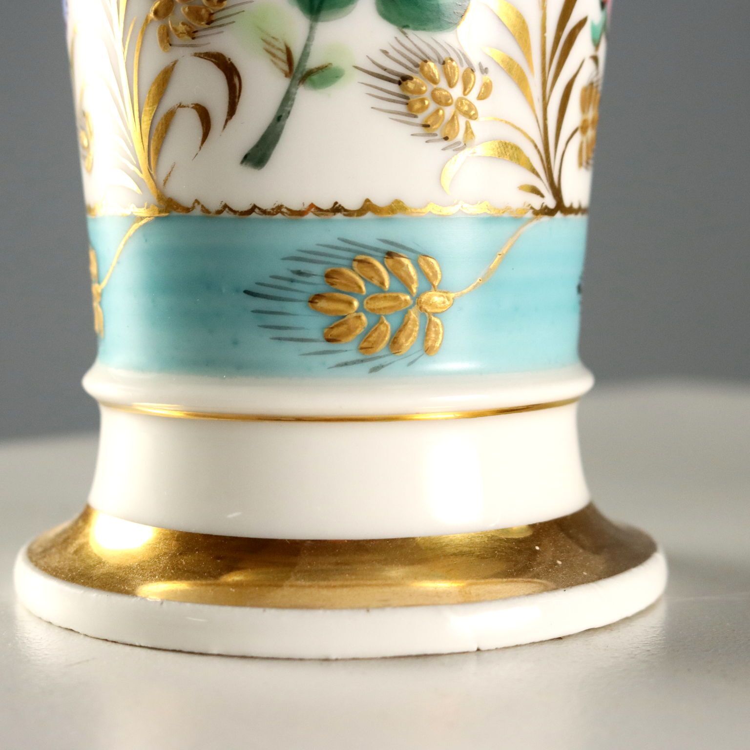 Antieke vazen gekleurd porselein bloemen Duitsland 19e eeuw photo Woonaccessoires