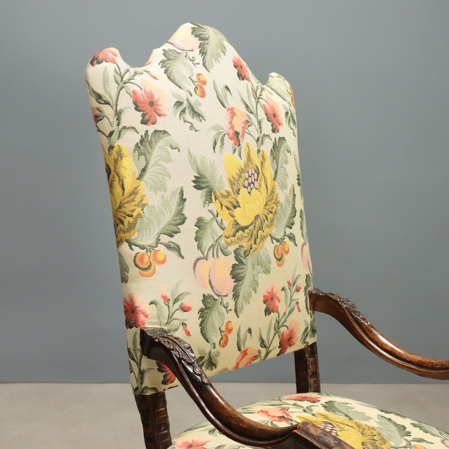 Barokke fauteuil, walnoot, stof, Italië, 18e eeuw photo Meubels