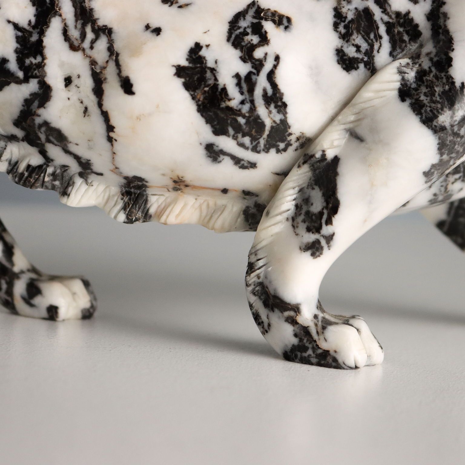 Antiek sculptuur panter zwart en wit marmer 20e eeuw photo Woonaccessoires