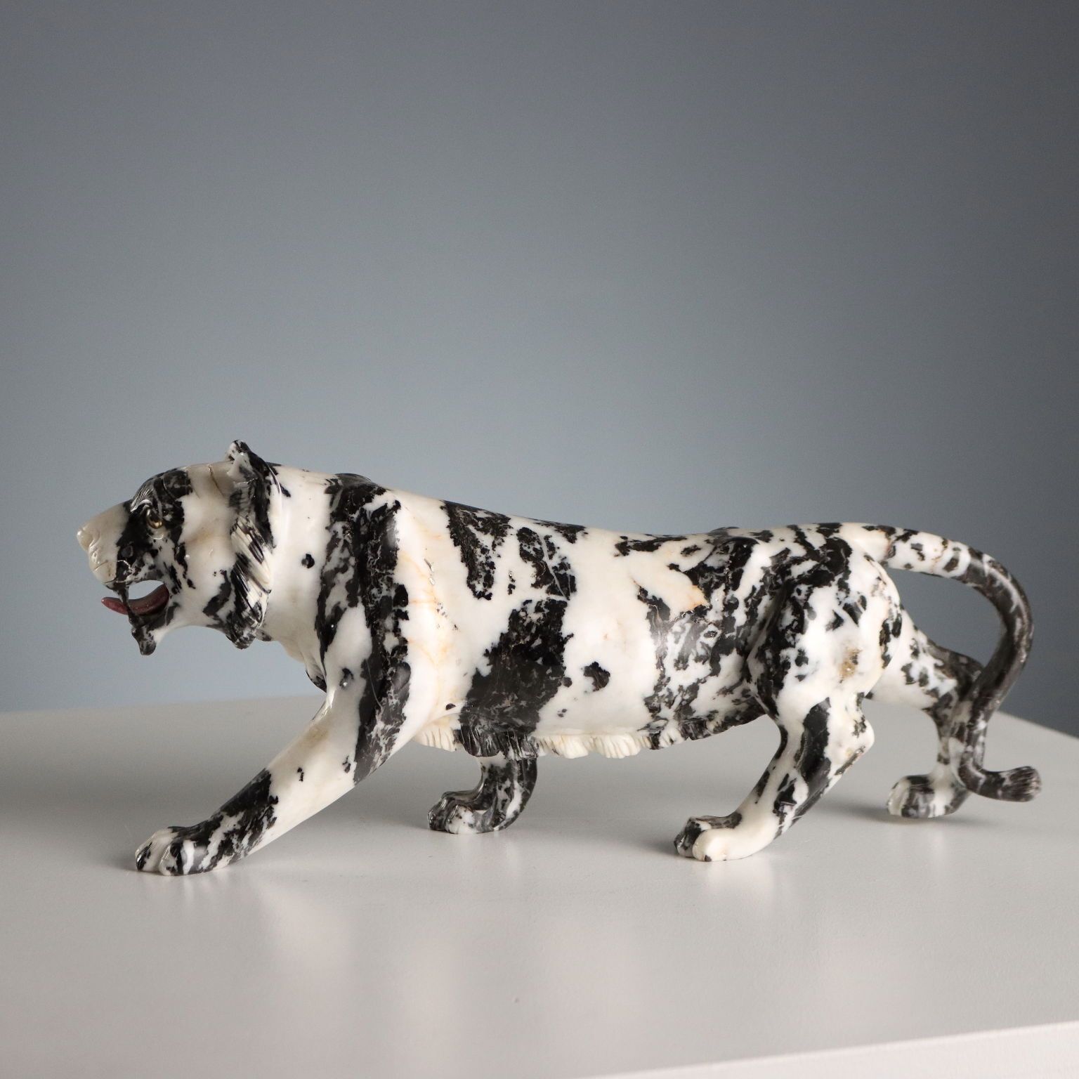 Antiek sculptuur panter zwart en wit marmer 20e eeuw photo vinterior
