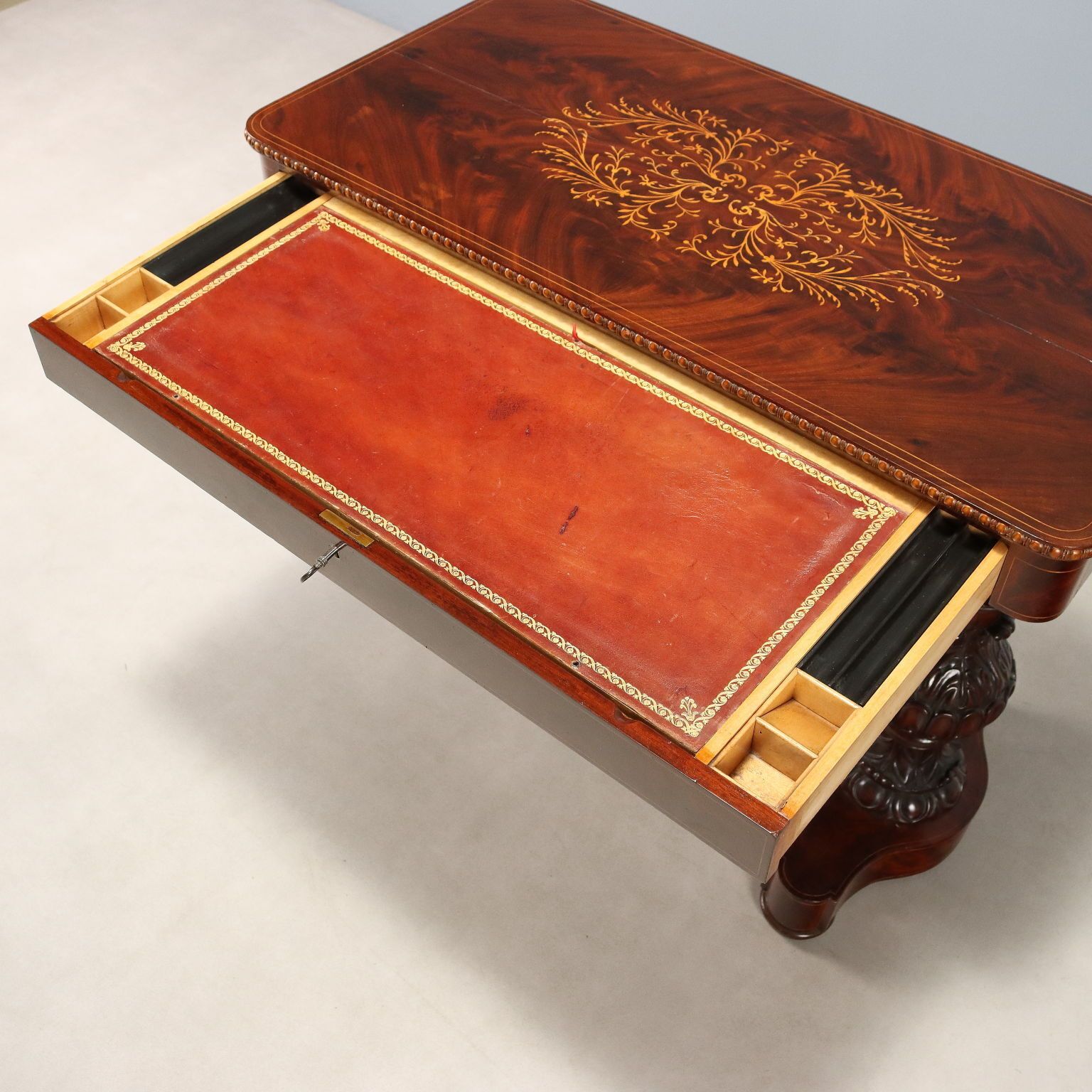 Table de nuit d'époque Charles X en acajou et érable, France, XIXe siècle photo buy