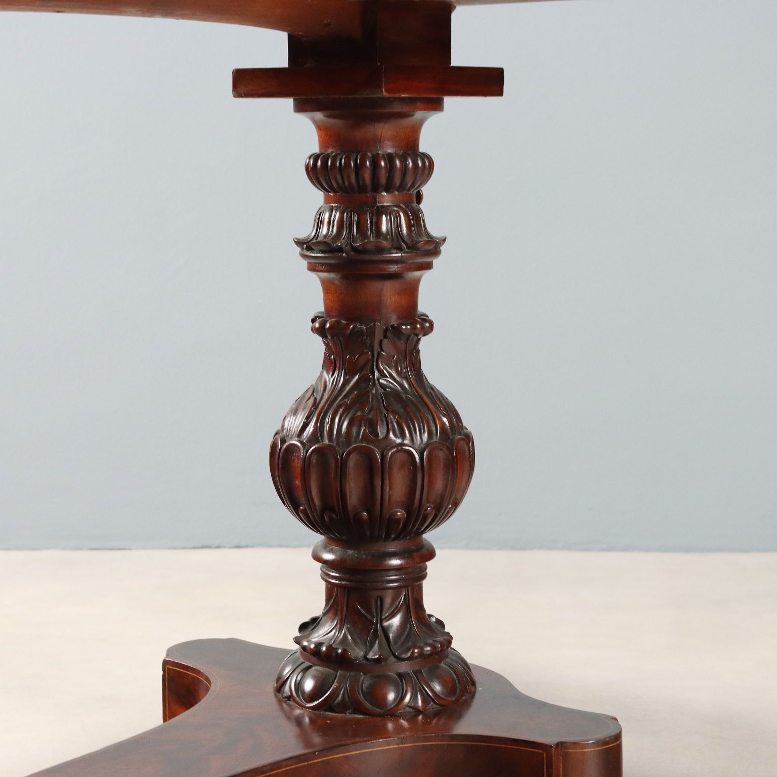 photo furniture Table de nuit d'époque Charles X en acajou et érable, France, XIXe siècle