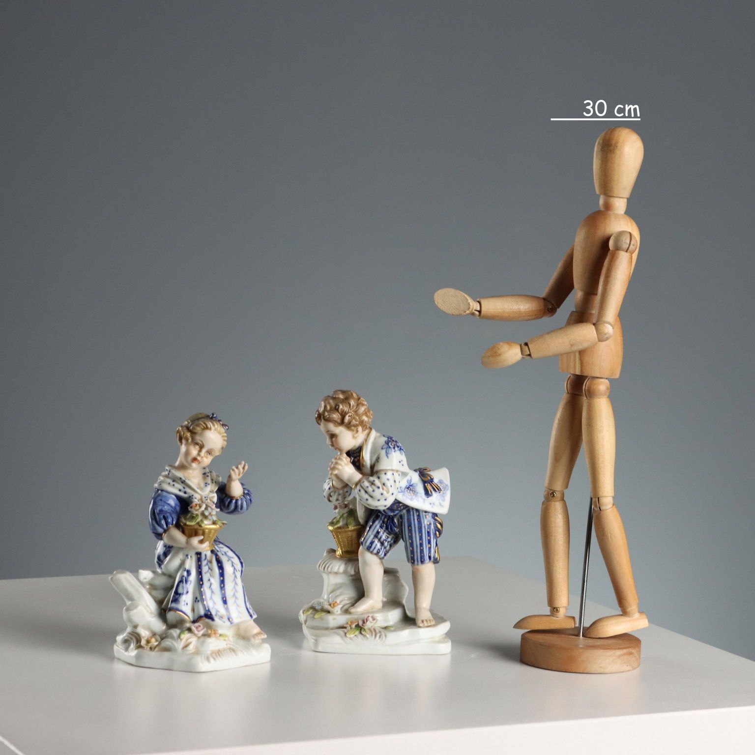 Antieke beeldjes Capodimonte porselein Italië 20e eeuw photo furniture