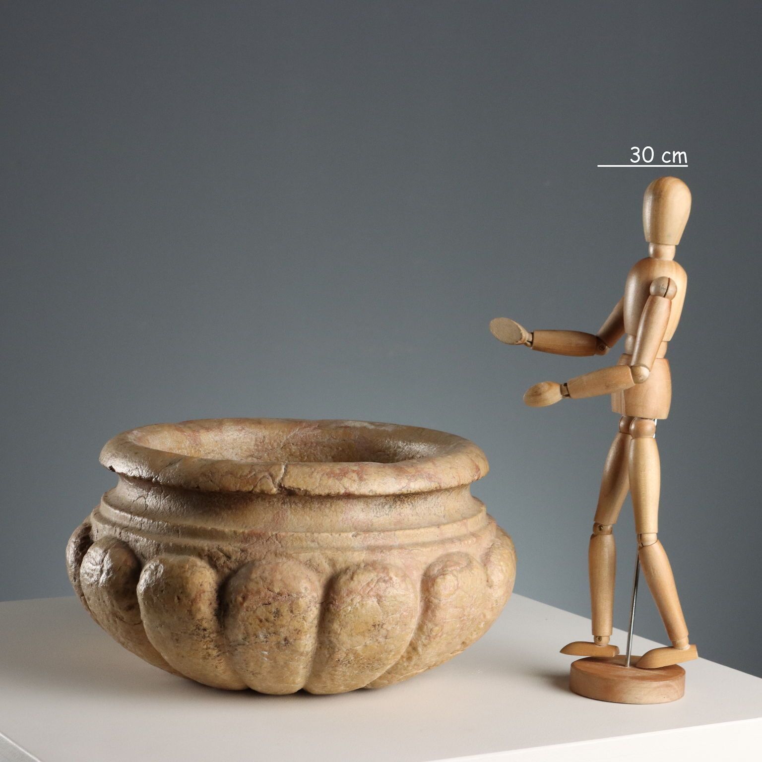 Vasque circulaire en pierre cannelée d'époque, à rosette en relief, Italie, XXe siècle photo furniture