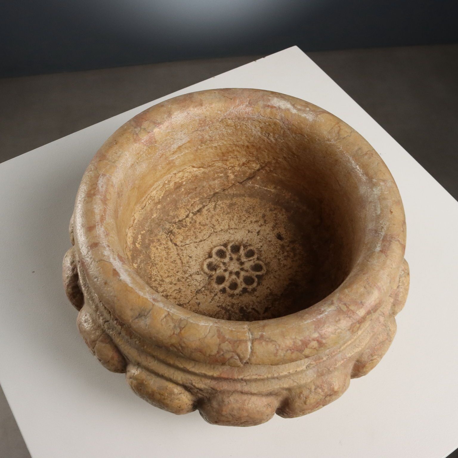 Vasque circulaire en pierre cannelée d'époque, à rosette en relief, Italie, XXe siècle photo 540.0
