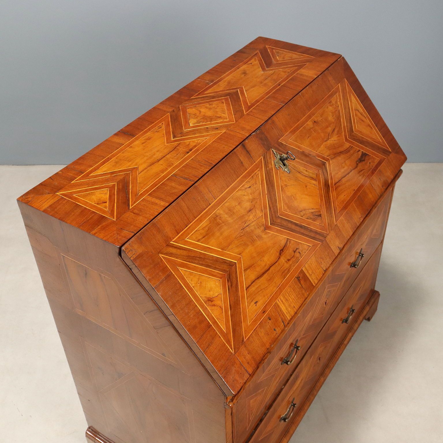 Mobilier Ribalta In Noce Con Partiture In Ulivo photo