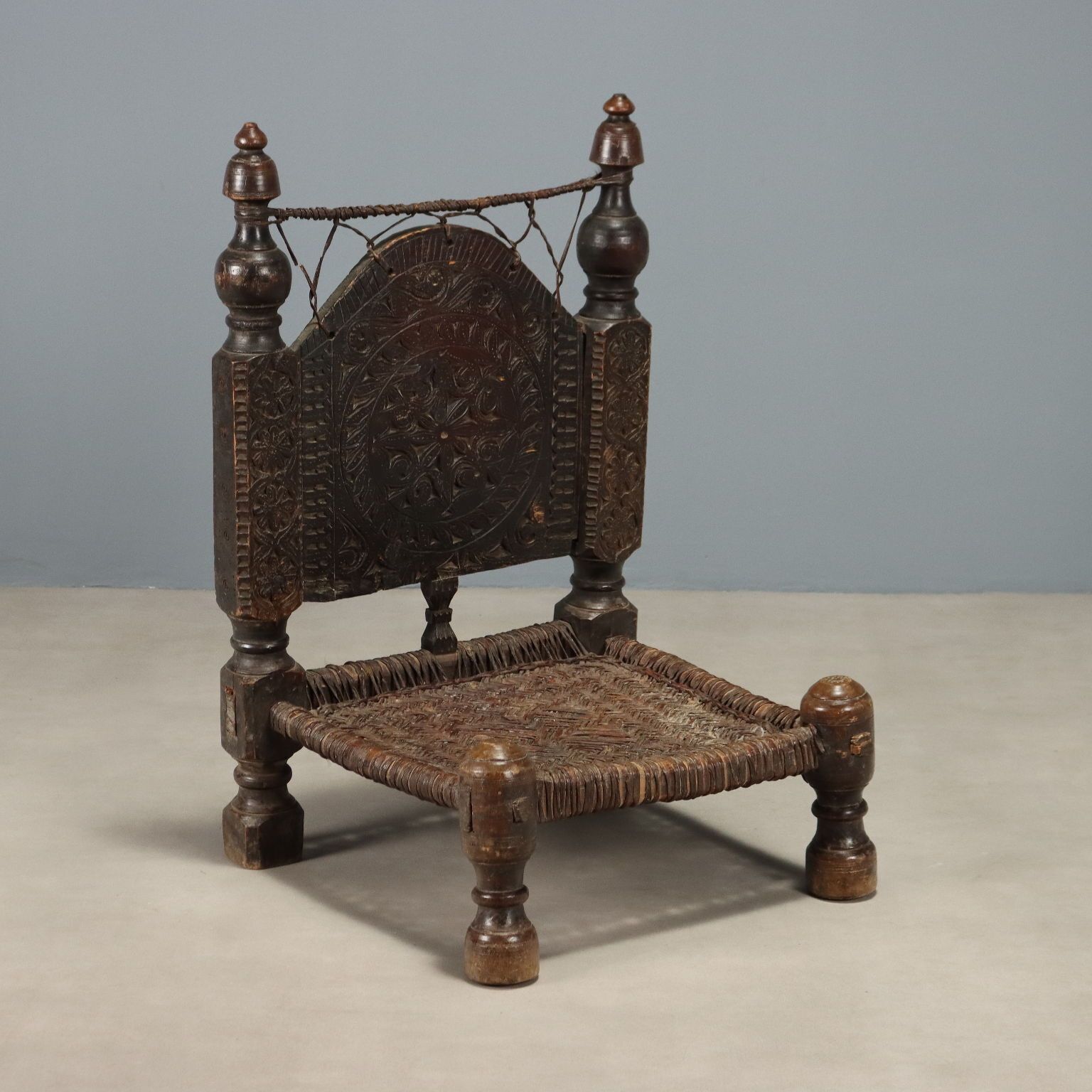 Fauteuil ethnique d'époque en bois exotique et cuir, Pakistan, XIXe siècle