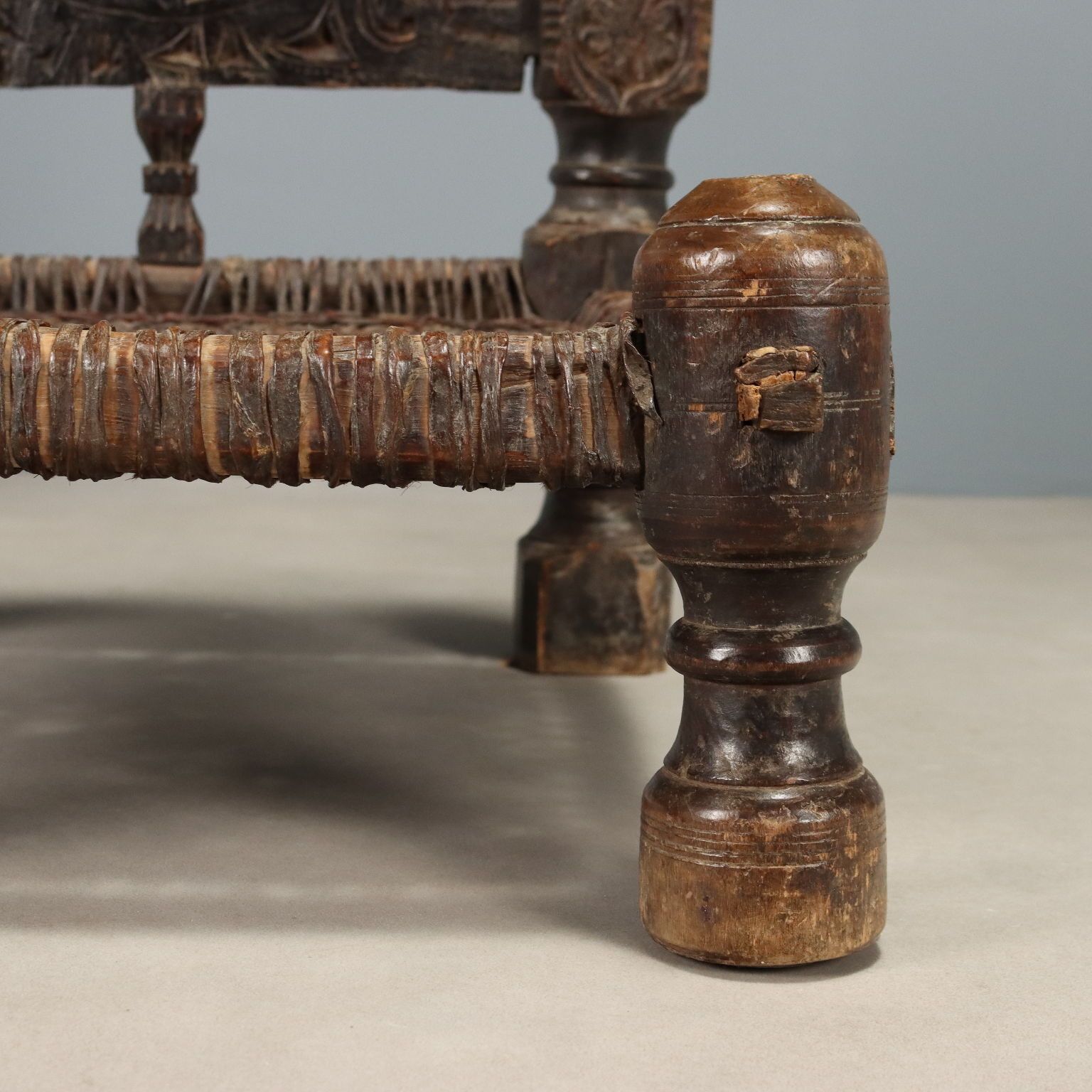 Fauteuil ethnique d'époque en bois exotique et cuir, Pakistan, XIXe siècle photo vinterior