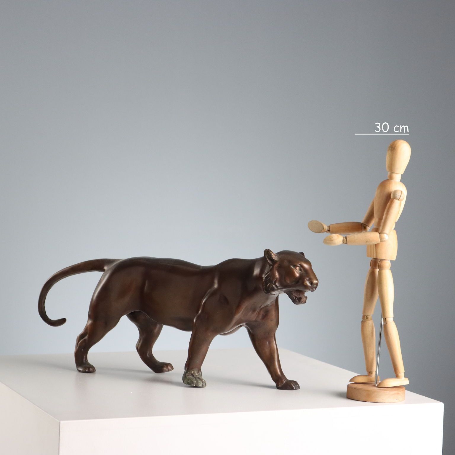 Antiek sculptuur bronzen panter Italië XX eeuw photo furniture