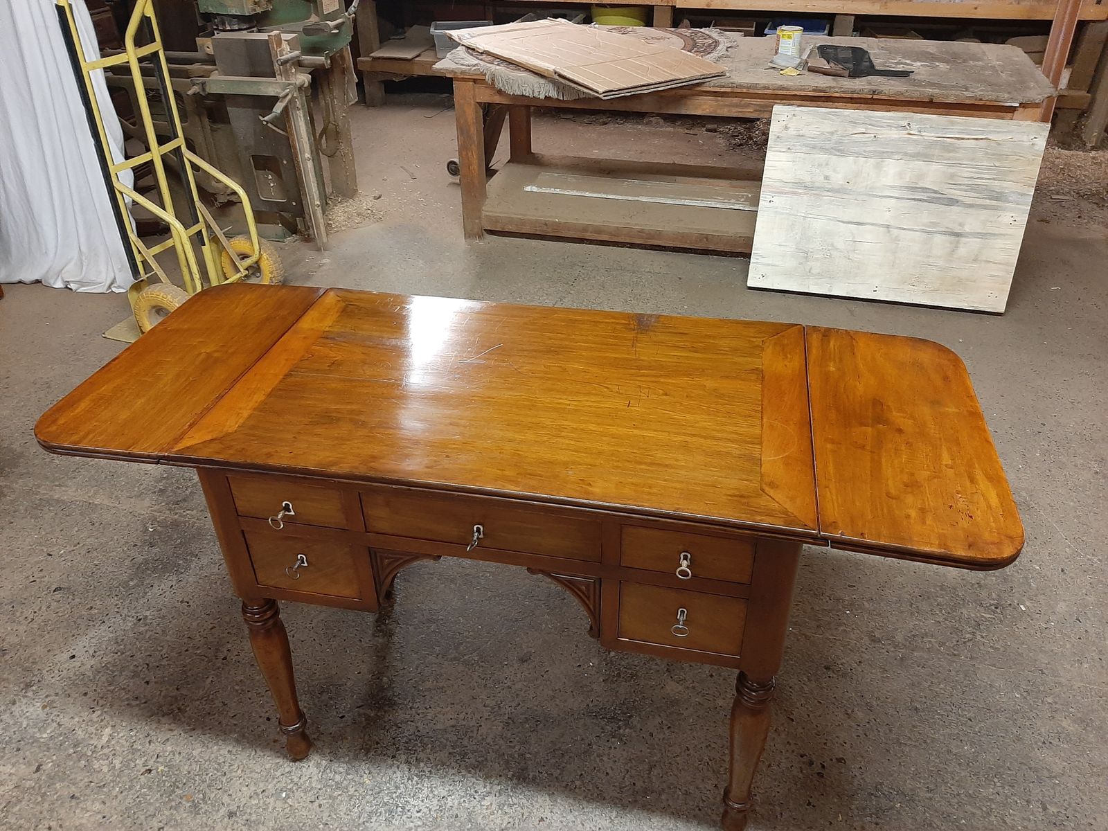 Lovely Antique Walnut Desk In Very Good Condition photo vinterior