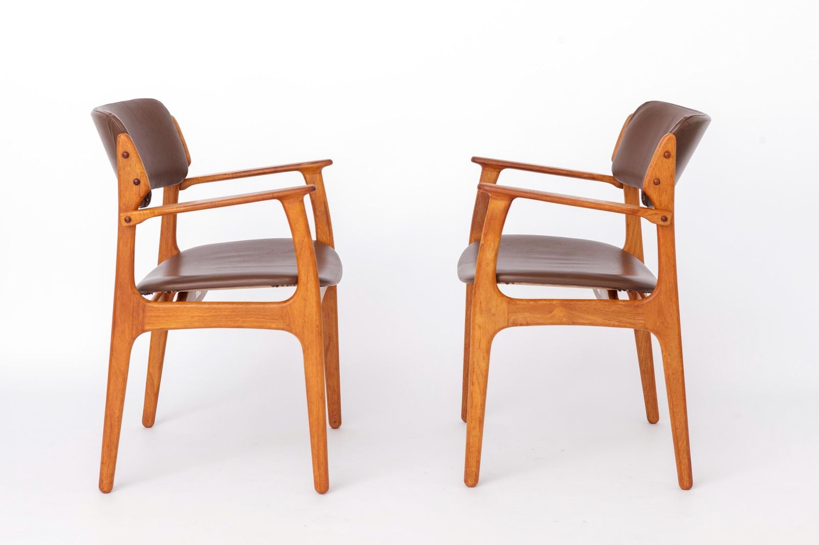 photo furniture Vintage Erik Buch Model 49 Fauteuils In Teakhout, Denemarken Ca. Jaren 1960 – Set Van 2 Deense Mid Century Eetkamerstoelen