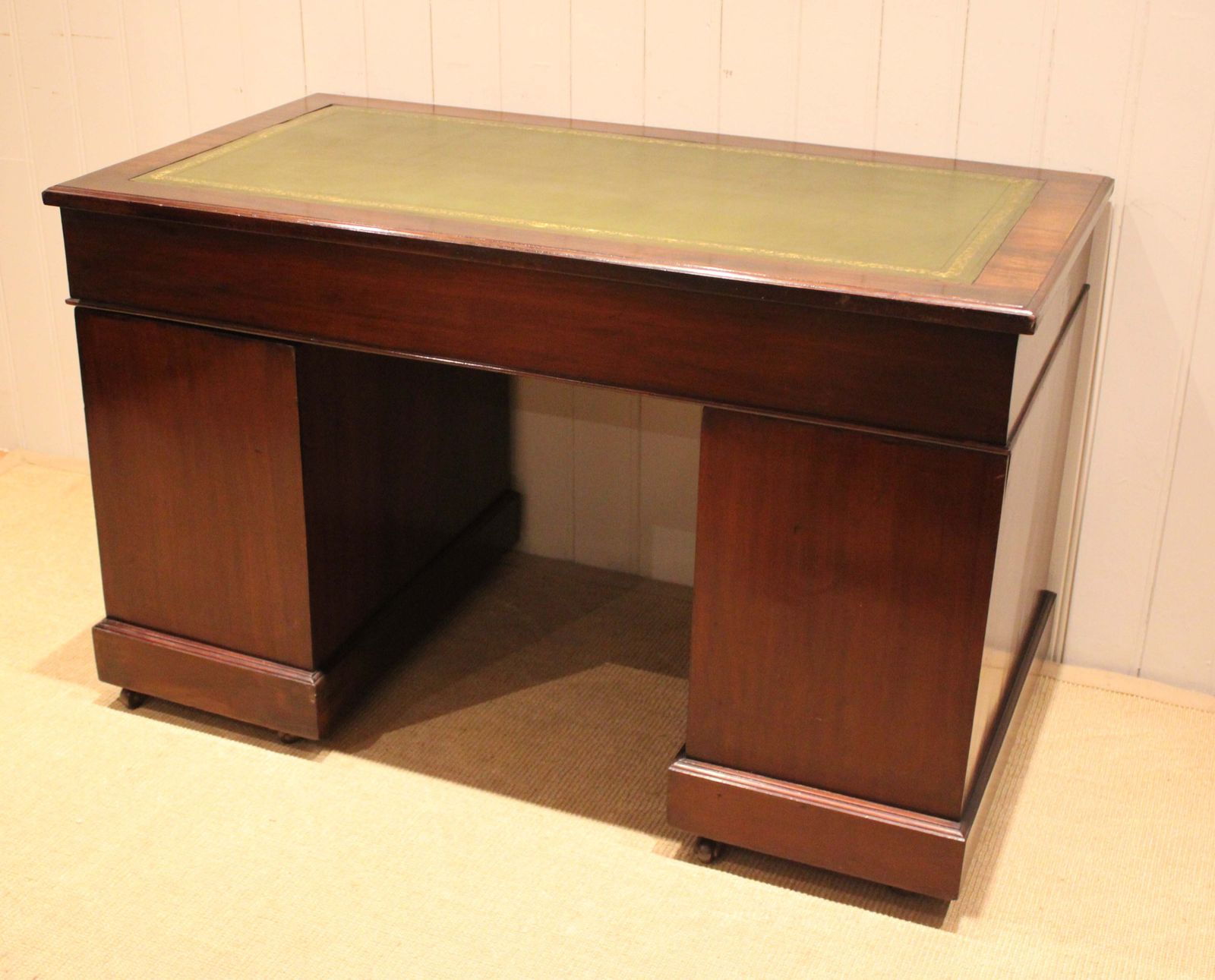 photo vinterior Edwardian Walnut Pedestal Desk