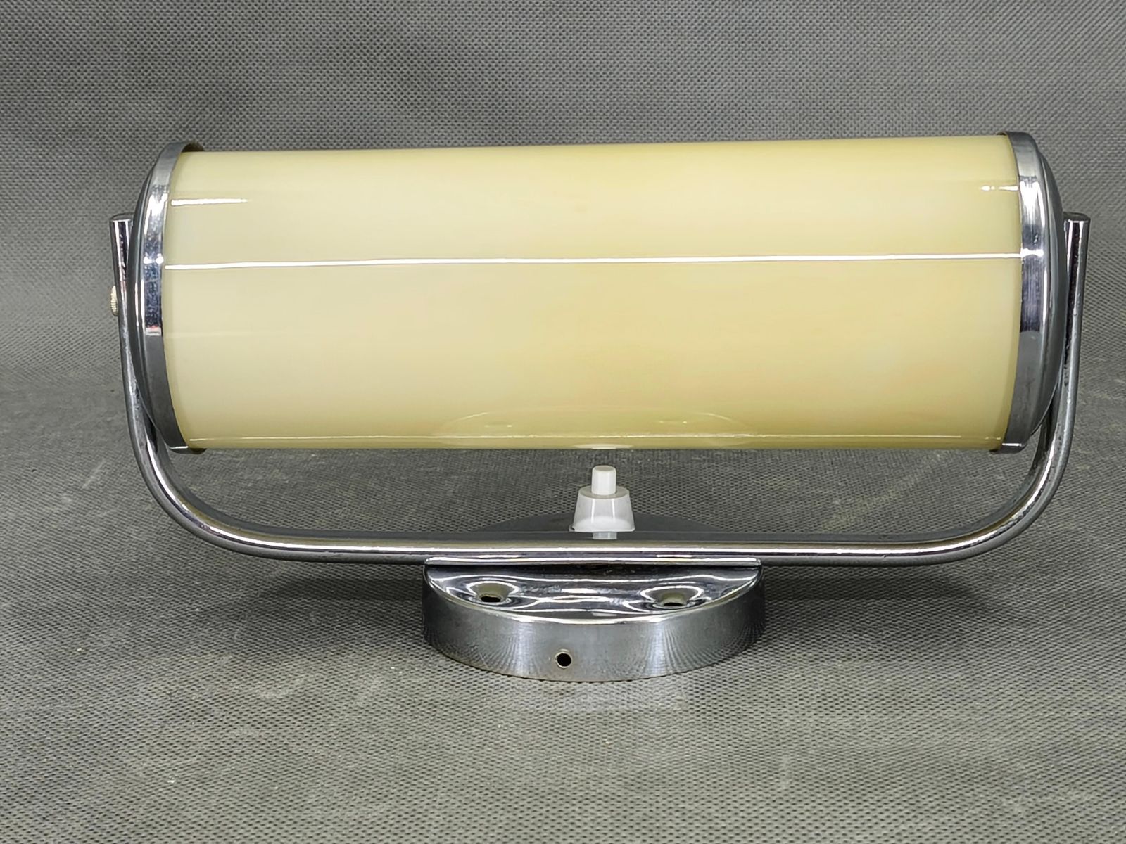 photo furniture Tsjechische art deco wandlamp van opalineglas, jaren 1930