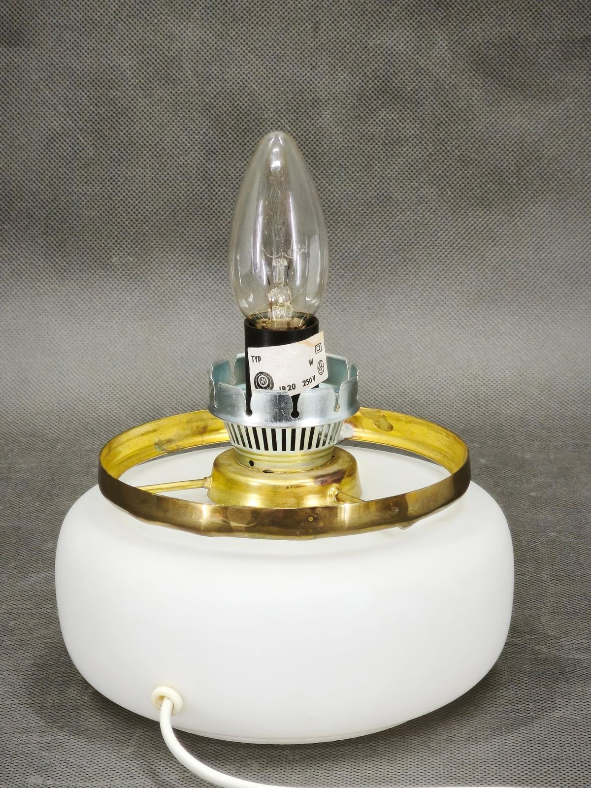 Lampe de table tchèque en verre opaline et laiton, années 1970 photo Luminaires