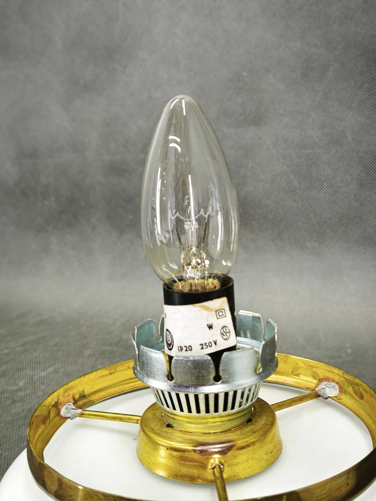 Lampe de table tchèque en verre opaline et laiton, années 1970 photo 326.0