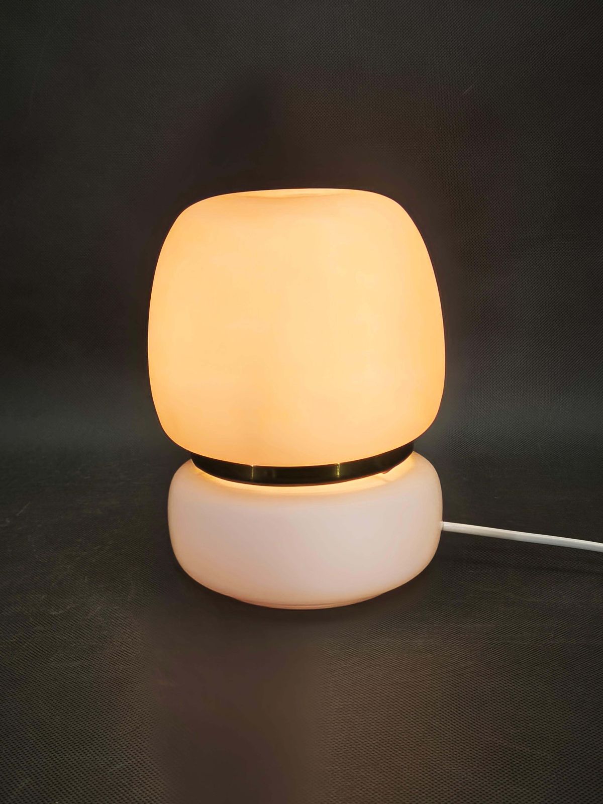 photo furniture Lampe de table tchèque en verre opaline et laiton, années 1970