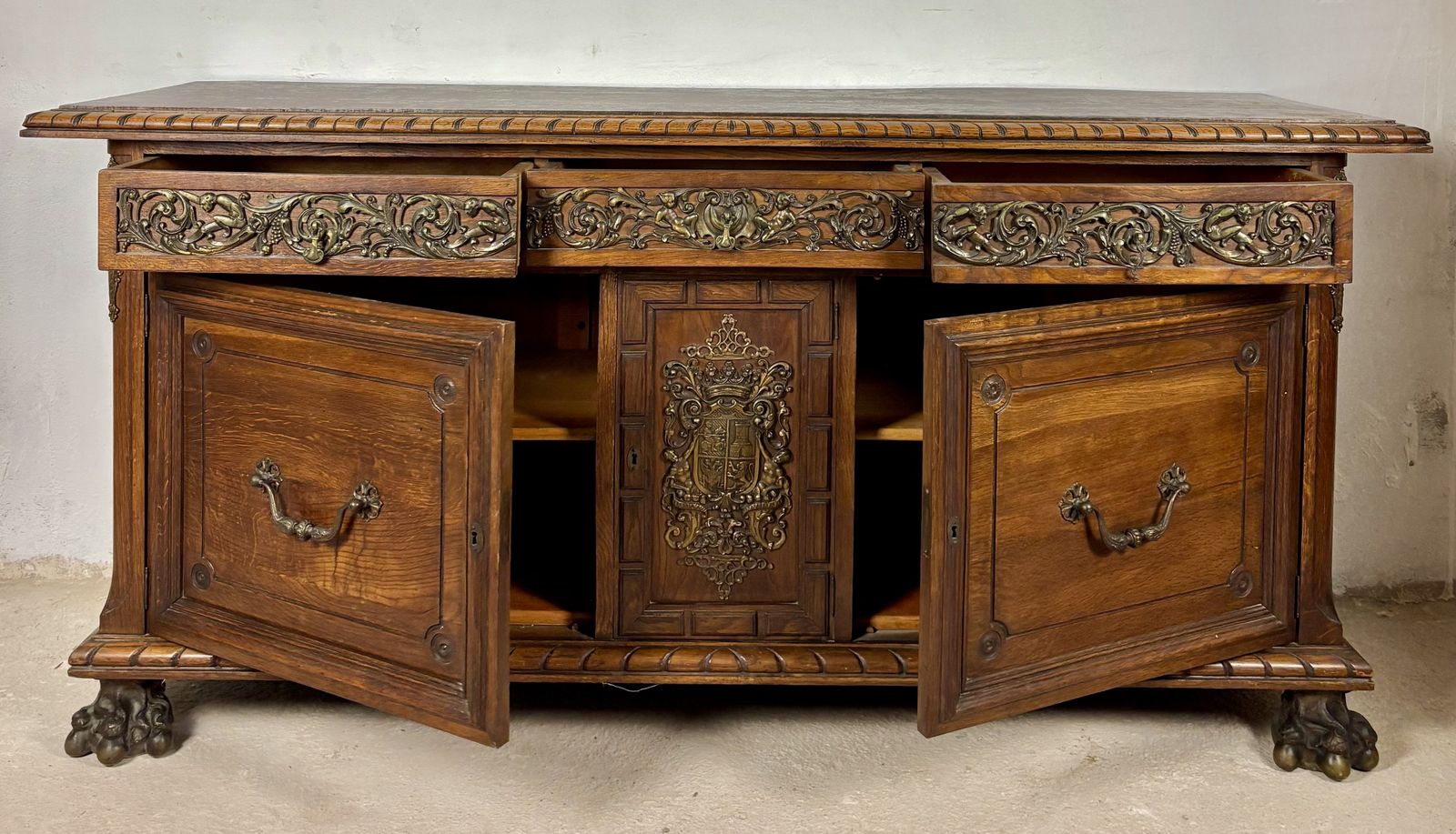 photo for sale Groot eiken dressoir in Henry II-stijl met bronzen beslag, begin 20e eeuw