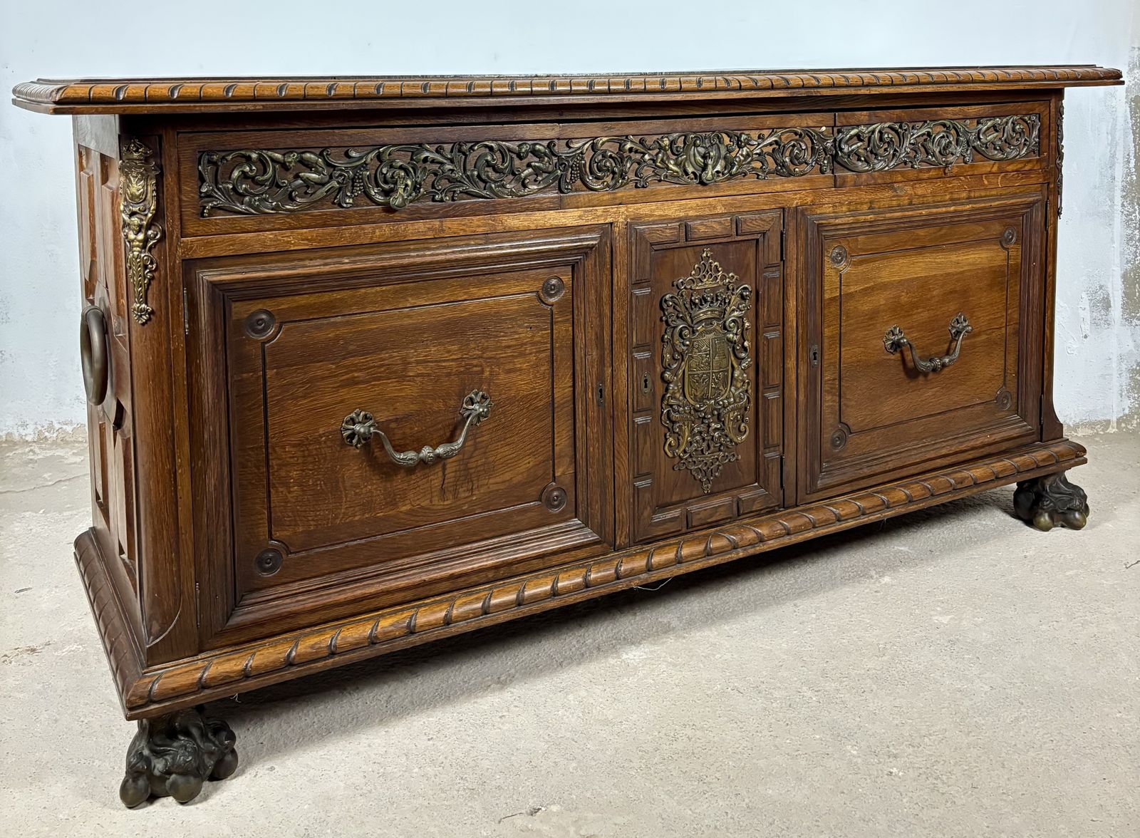 photo buy Groot eiken dressoir in Henry II-stijl met bronzen beslag, begin 20e eeuw