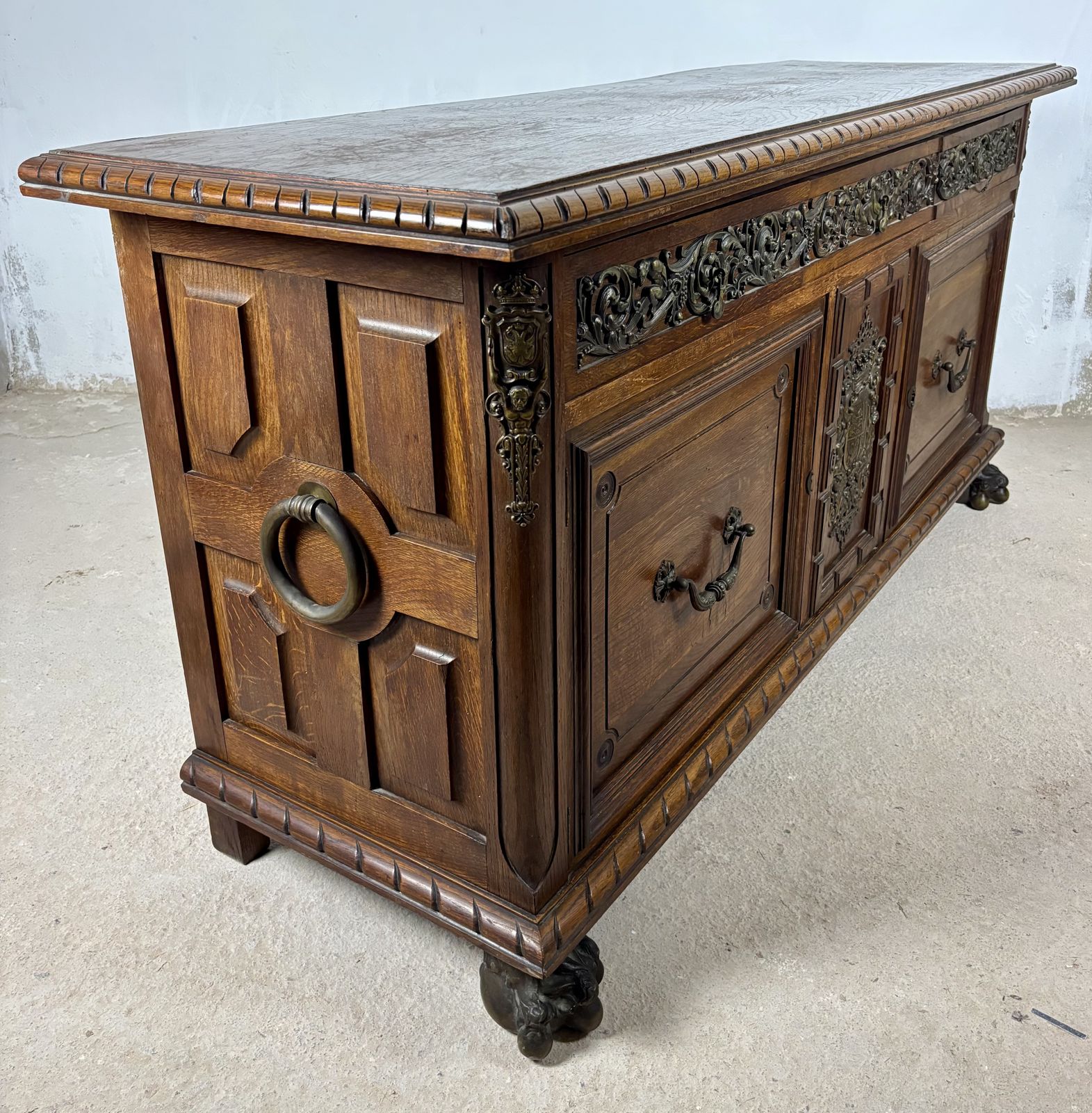 photo vintage Groot eiken dressoir in Henry II-stijl met bronzen beslag, begin 20e eeuw