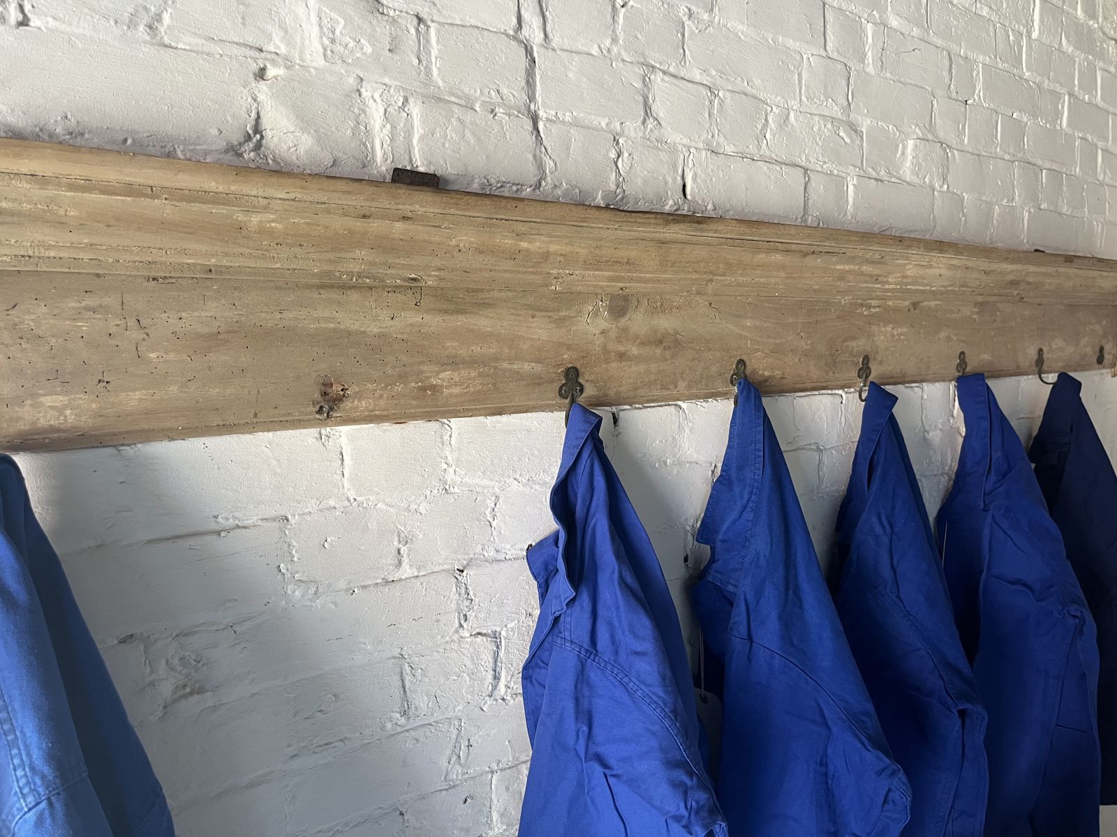 photo vinterior Long French Painted Hanging Shelves With Hooks