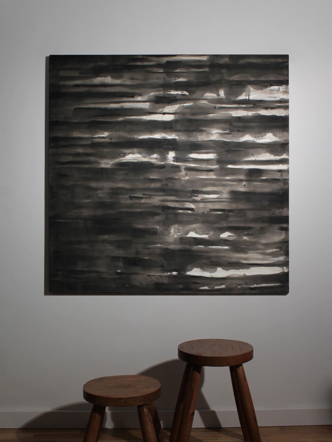 Schilderij met horizontale organische lijnen in zwart-wit, 100x100cm, Karina Savonenko, 2026 photo vinterior
