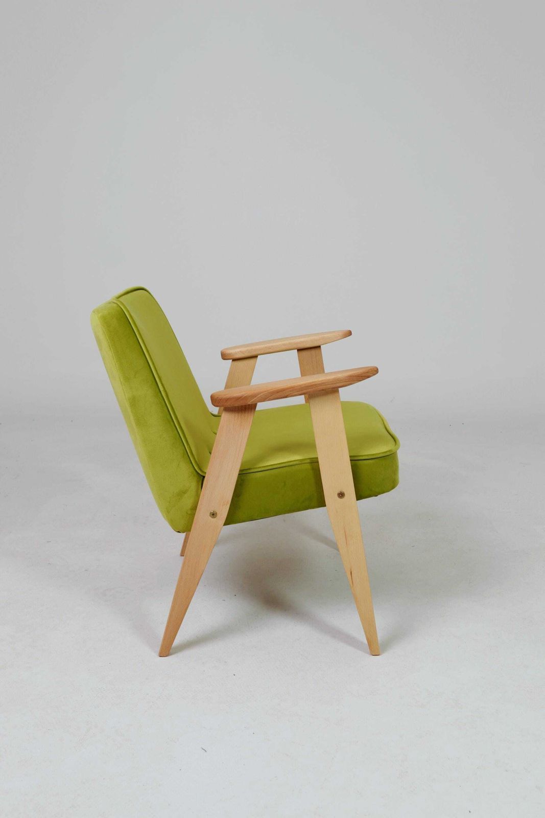 Vintage fauteuil – perengroen fluweel, natuurlijk geolieerd hout photo for sale
