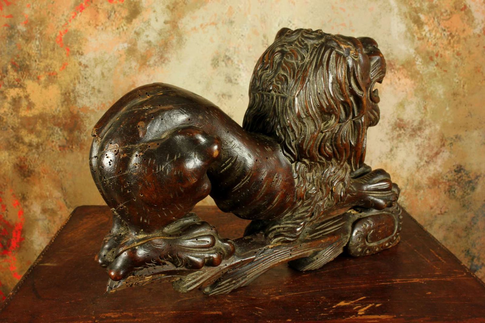 photo furniture Antique Carved Wood Lion Figure. Animal Statue. Decorative Ornament.