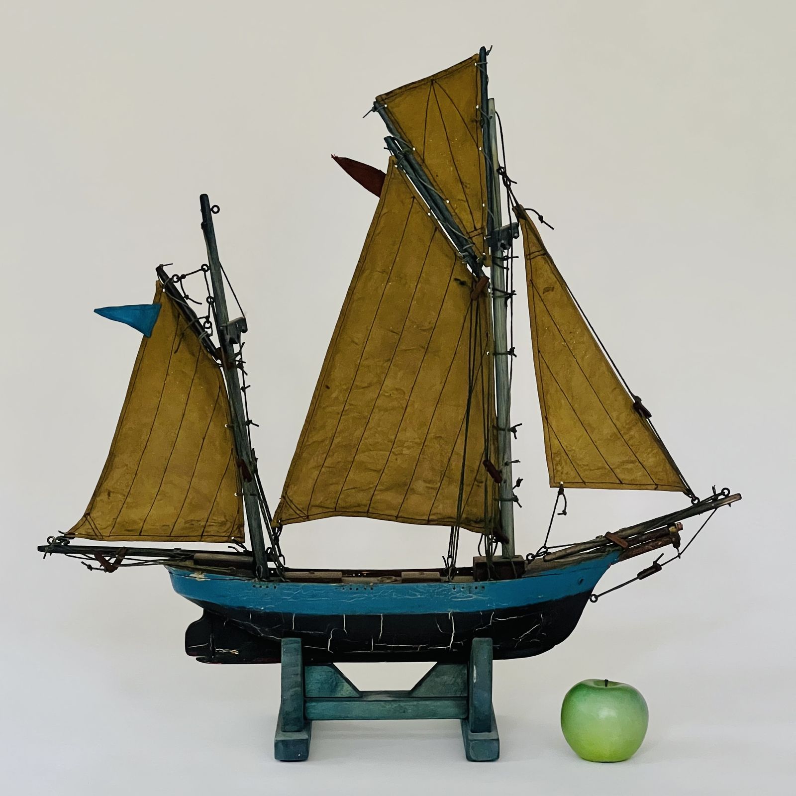 Small Blue Dundee Tuna Fisher Pond Yacht. photo 220.0