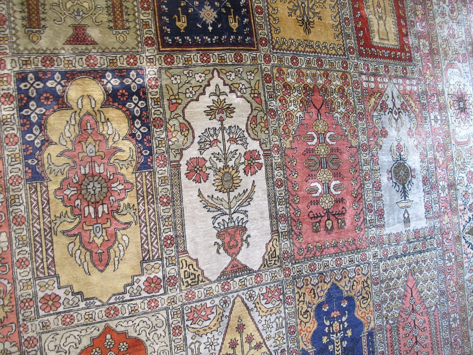 photo vinterior Hereke tapijt van zijde en metaaldraad, Turkije, 1950-1970, 2,38 m x 1,63 m