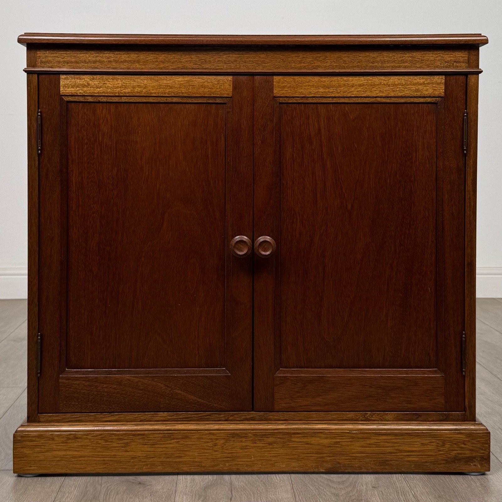 Vintage 20th Century Small Mahogany Cupboard ( Af 5665 )