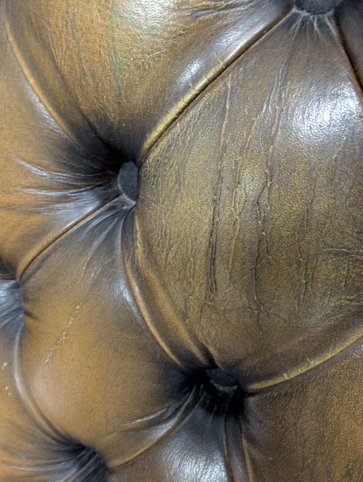 photo vintage Vintage English Chesterfield Armchair Green Leather Club Chair 1970s
