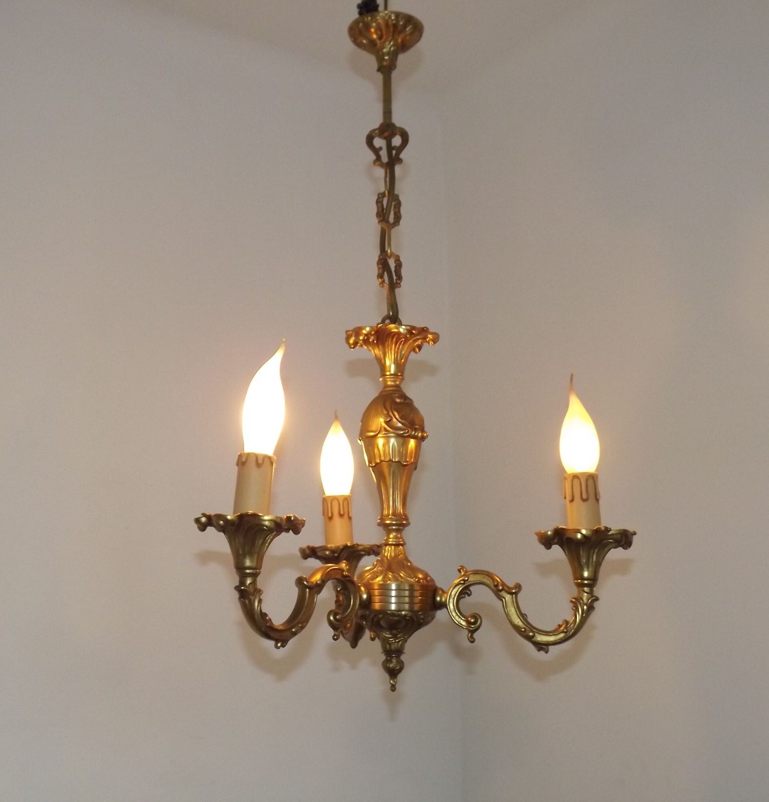 Gestempeld bronzen Franse mid-century drielamps traditionele kroonluchter photo furniture