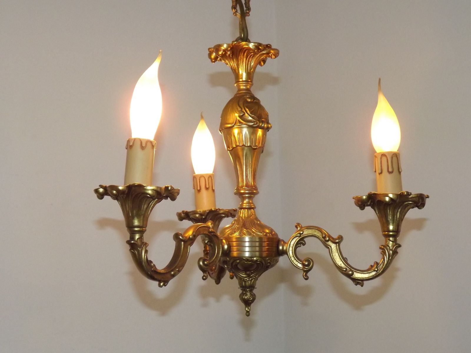 Lustre à 3 bras de style traditionnel français en bronze estampillé, mid-century photo vintage